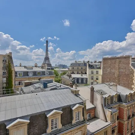 With A Panoramic View Of The Eiffel Tower * Parigi